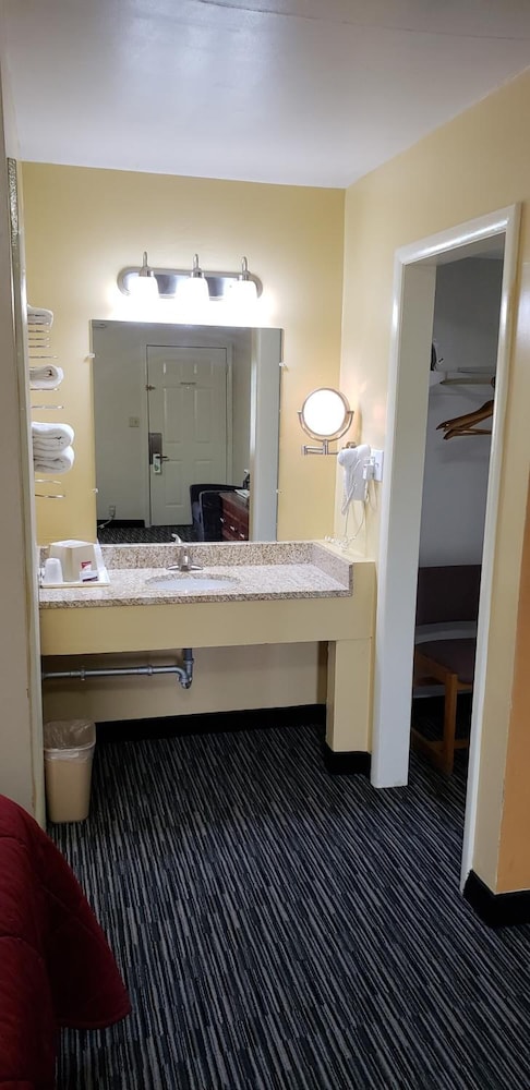 Super 7 Motel Sedalia - photo 26