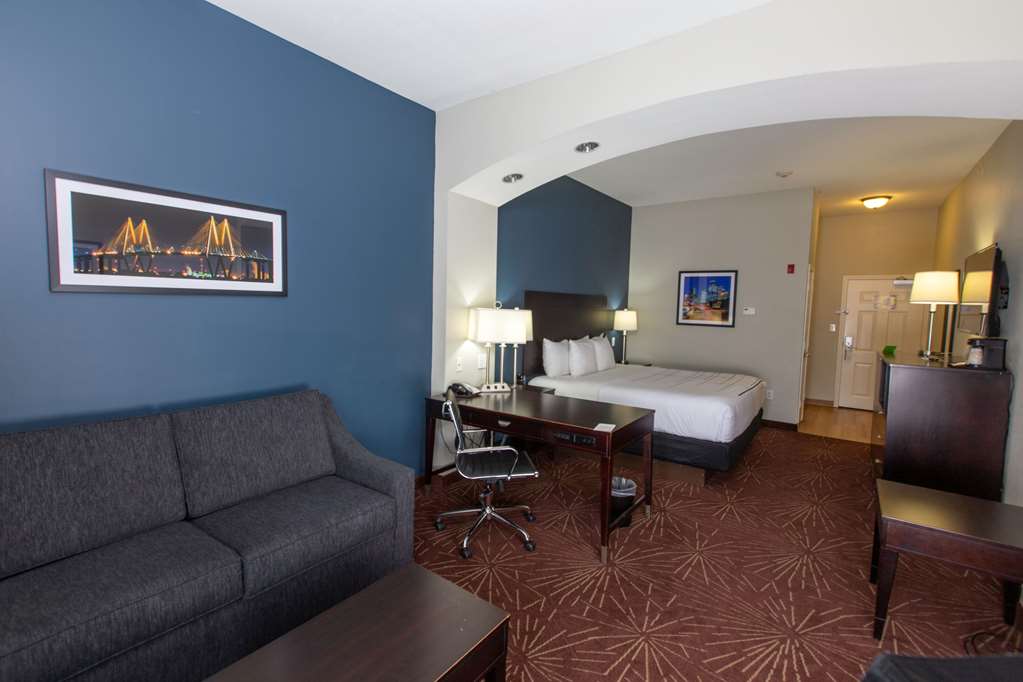 La Quinta Inn & Suites by Wyndham Houston East at Normandy - photo 30