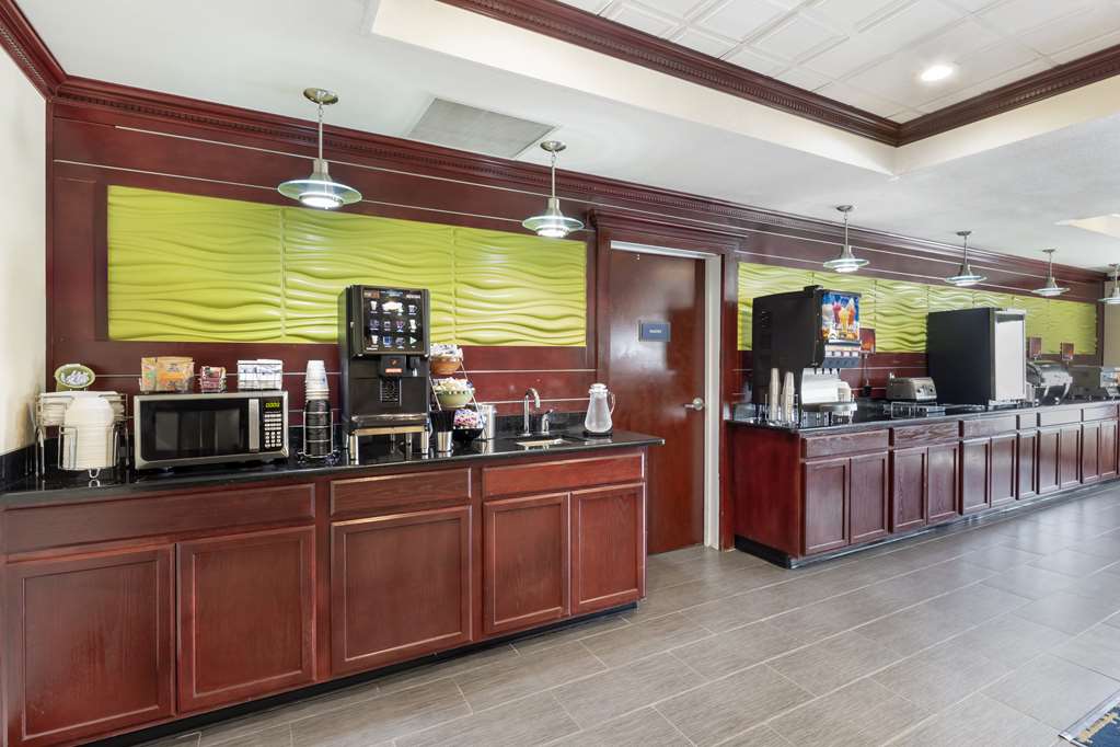 Best Western Plus Pratt - photo 11