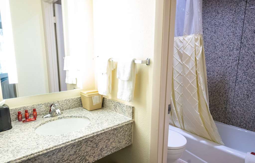 Days Inn By Wyndham College Park Atlanta Airport South - photo 38
