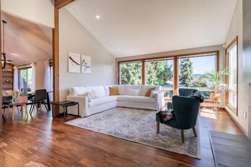 PNW Contemporary Retreat near Lake Sammamish in Bellevue, United States