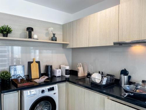 Contemporary High Rise 2BR Ultra Fast Wifi Sathorn