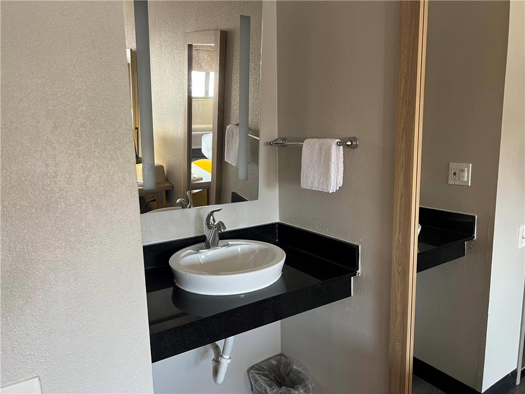 Days Inn by Wyndham Kansas City Northeast - photo 17