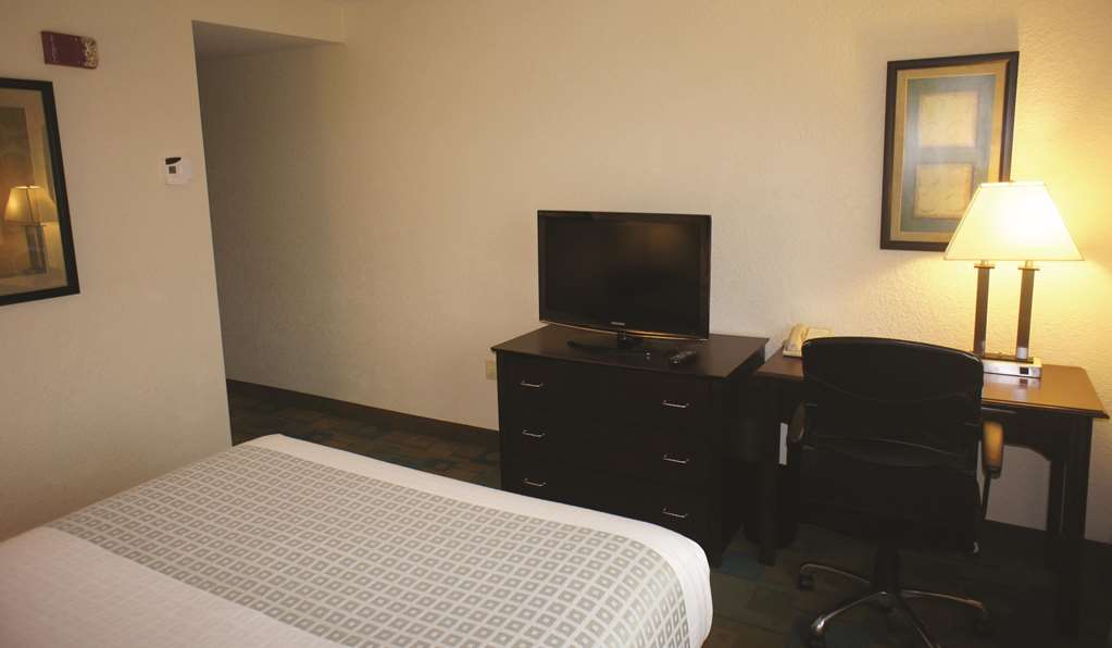 La Quinta Inn & Suites by Wyndham Boston Somerville - photo 17