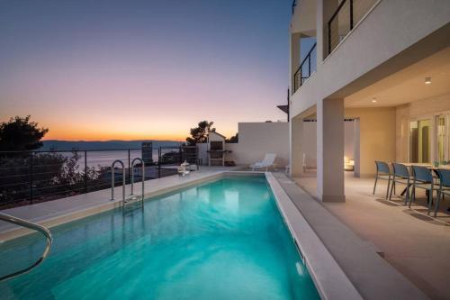 Modern Villa Maris with heated pool & sea view — 4-Star Luxury Hotel in Brela, Croatia