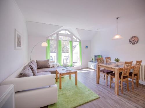Dünenpark Binz Komfortplus Ferienwohnung mit 1 Schlafzimmer und Balkon im Dachgeschoss 295 — 4-Star Luxury Hotel in Ostseebad Binz, Germany