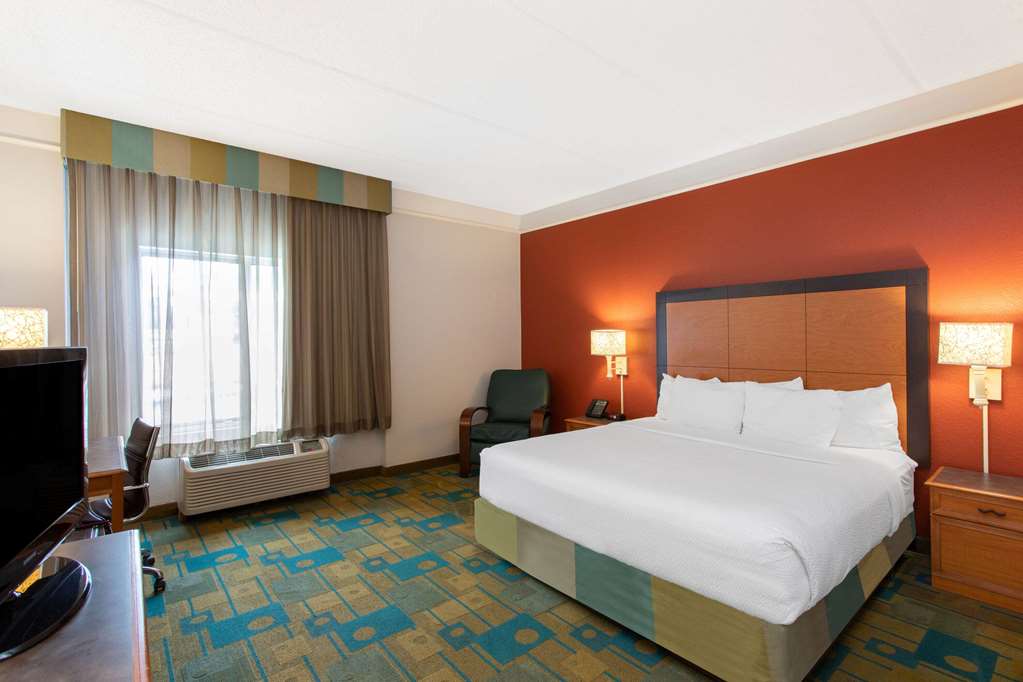 La Quinta Inn & Suites by Wyndham Jacksonville Butler Blvd - photo 18