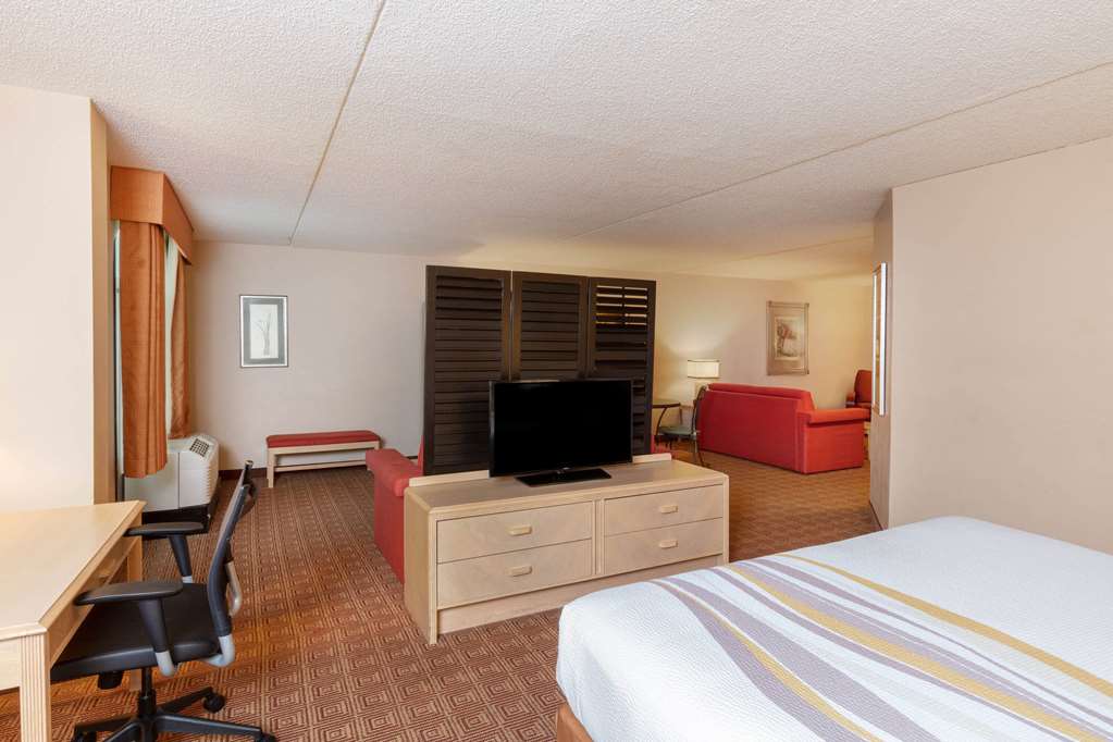 La Quinta Inn & Suites by Wyndham Garden City - photo 49
