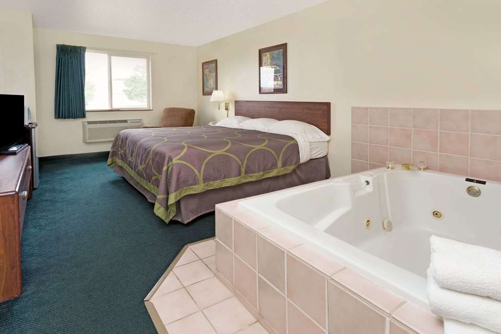 Super 8 by Wyndham Windsor - photo 12