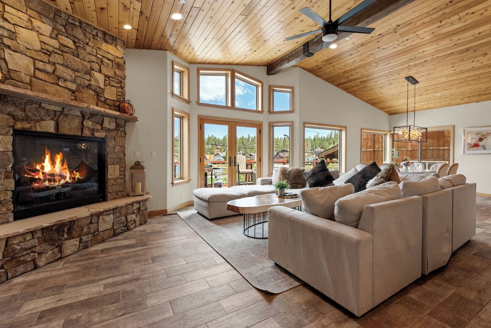 Boulder Bay Chalet Lakefront Elegantly decorated with Hot Tub and Game Room — 4-Star Luxury Hotel in Big Bear Lake, United States