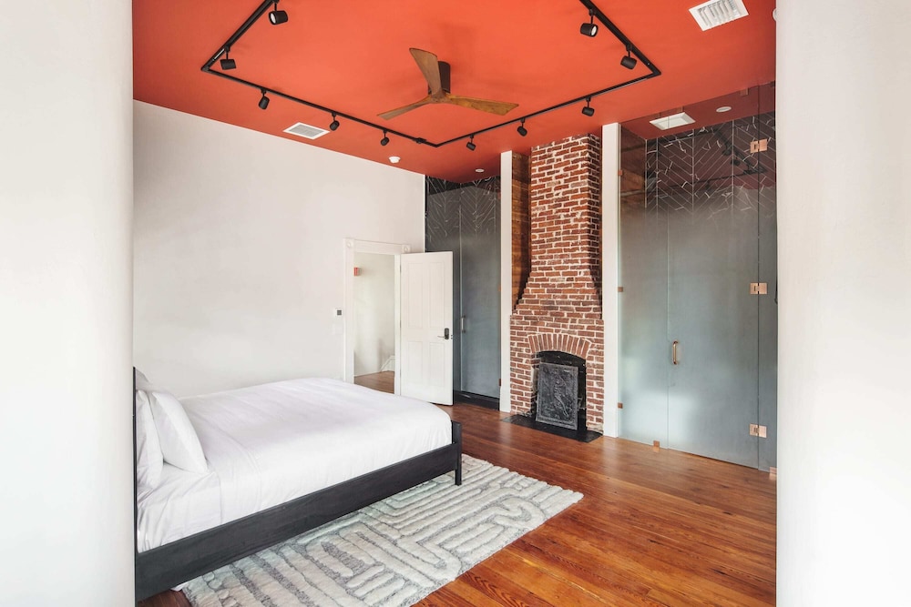 The Grand Maloney Hotel - photo 18