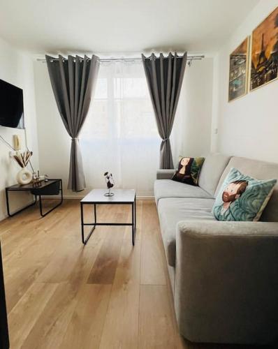 Studio Cozy Paris la Defense Arena Courbevoie in Courbevoie, France