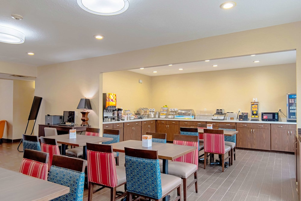 Comfort Inn and Suites Fredericksburg - photo 22
