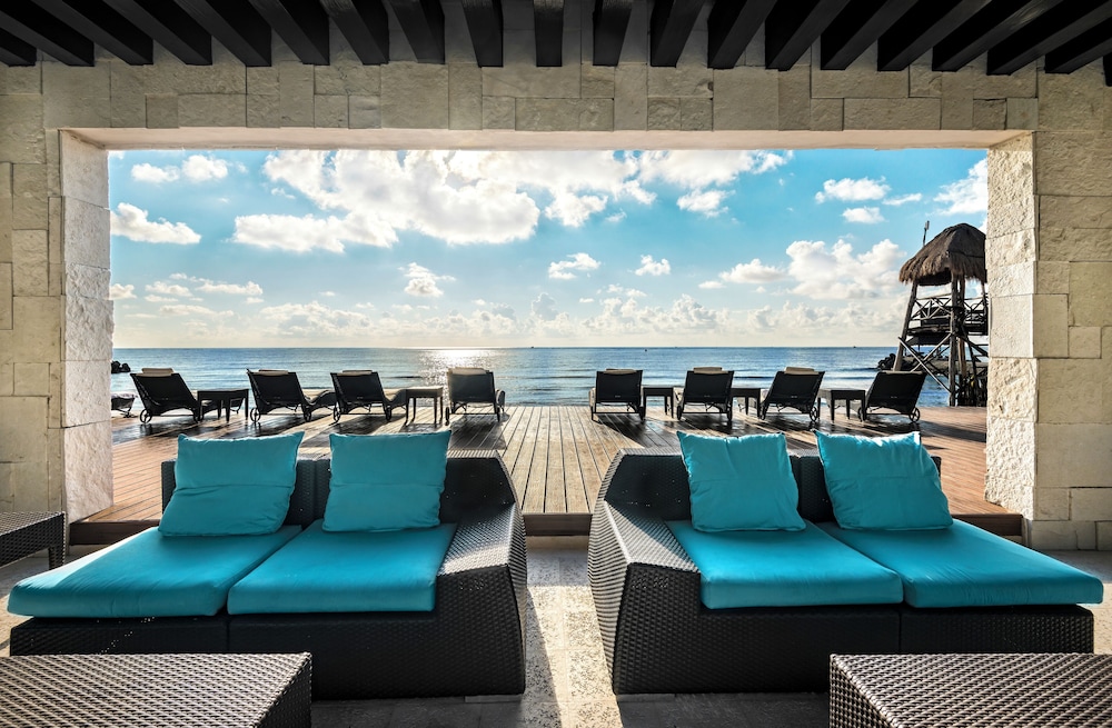 Poolside bar