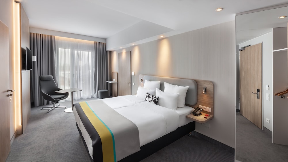 Holiday Inn Express Dusseldorf Hauptbahnhof — carbon neutral stay, Duesseldorf