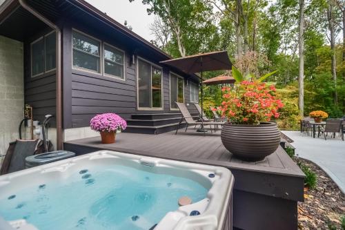 Private large yard close to town hot tub Lake — 4-Star Luxury Hotel in Allegan, United States