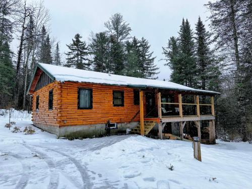 5R Cozy log chalet in fantastic location. Ski snowshoe fish explore AC pet friendly — 4-Star Luxury Hotel in Bethlehem, United States