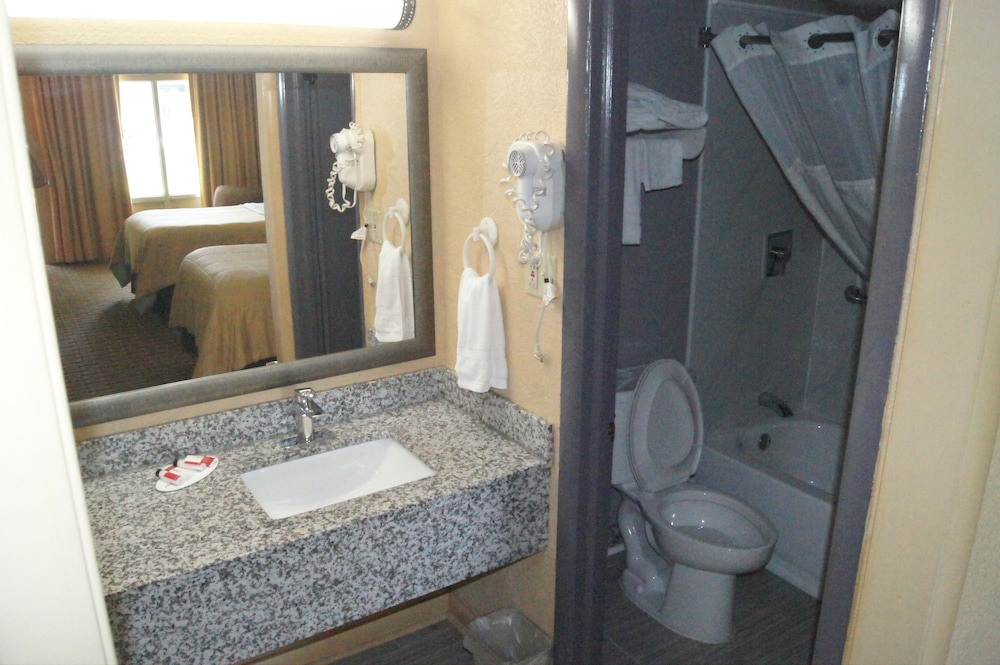 Days Inn by Wyndham Durham Near Duke University - photo 33