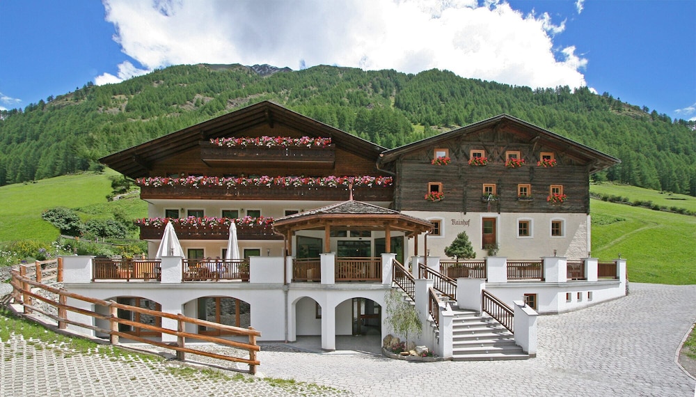 Hotel Rainhof - carbon neutral hotel in Senales