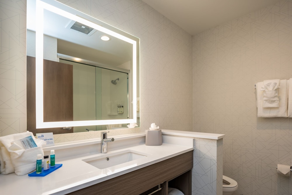 Holiday Inn Express & Suites Charlottesville by IHG - photo 71