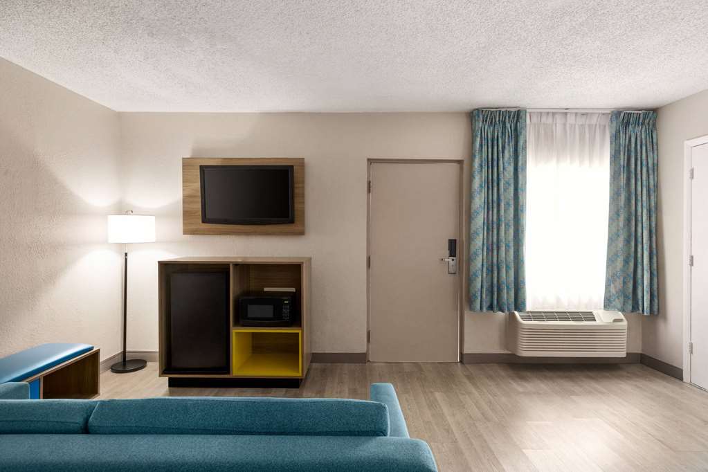 Days Inn by Wyndham Miami Airport North - photo 36
