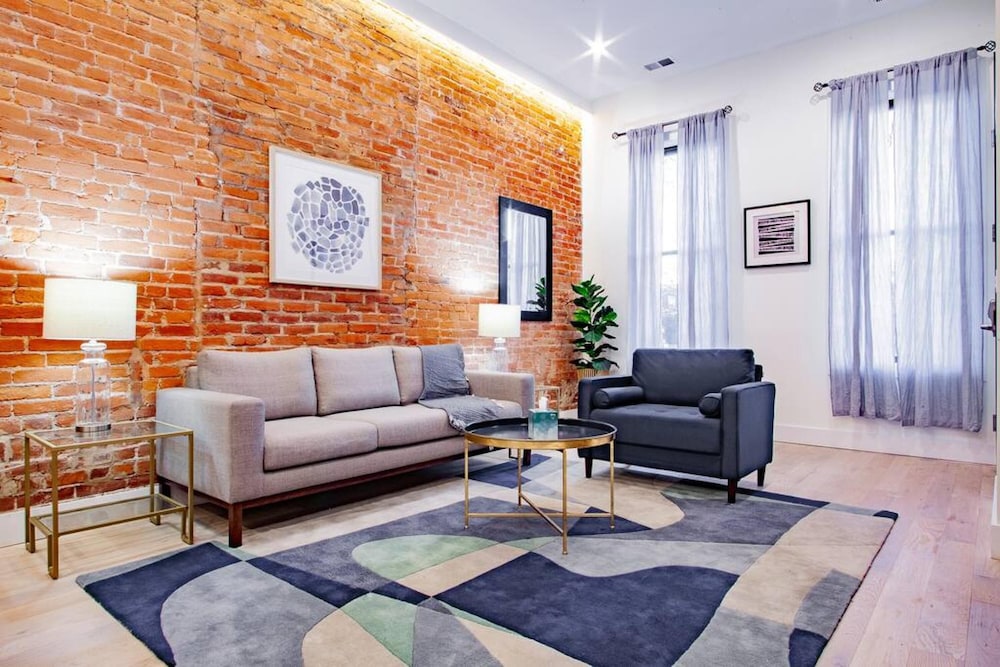 Eastern Market & METRO Accessible Modern Charm Walk Everywhere — 4-Star Luxury Hotel in Washington, United States