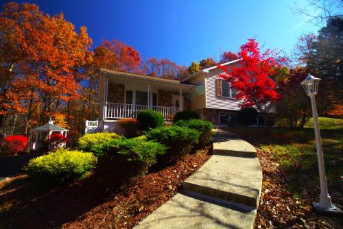 Stunning Poconos Villa Hot Tub Pool Game Room BBQ & more — 4-Star Luxury Hotel in East Stroudsburg, United States