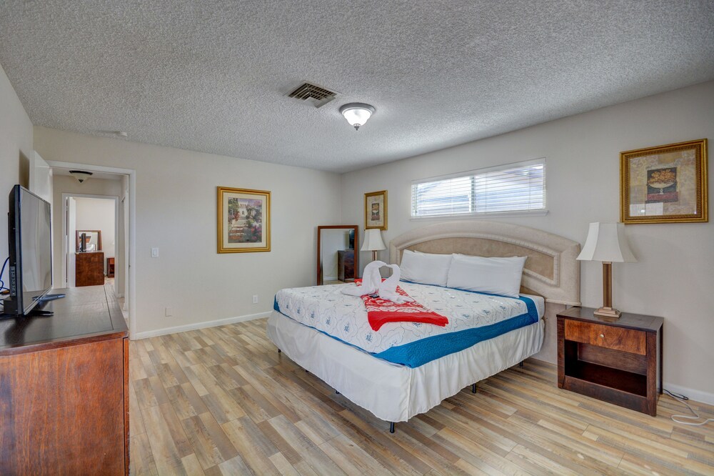 Luxurious 4BR House with Large Pool Near Strip