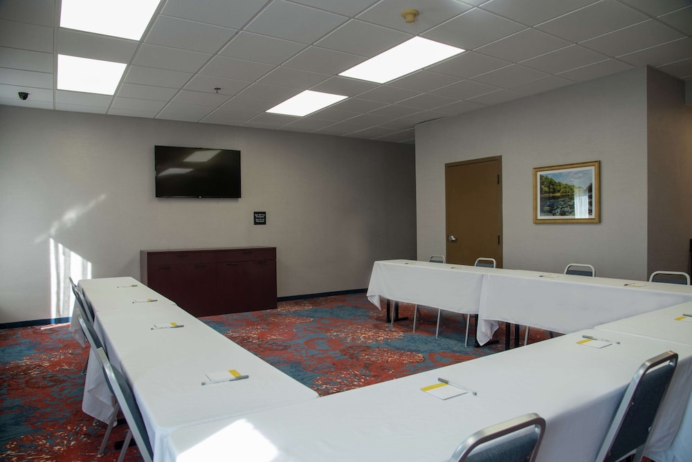 Hampton Inn Summersville - photo 33