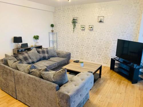 Modern 2 Bed Apartment Close to Gla Airport & M8 — 4-Star Luxury Hotel in Paisley, United Kingdom