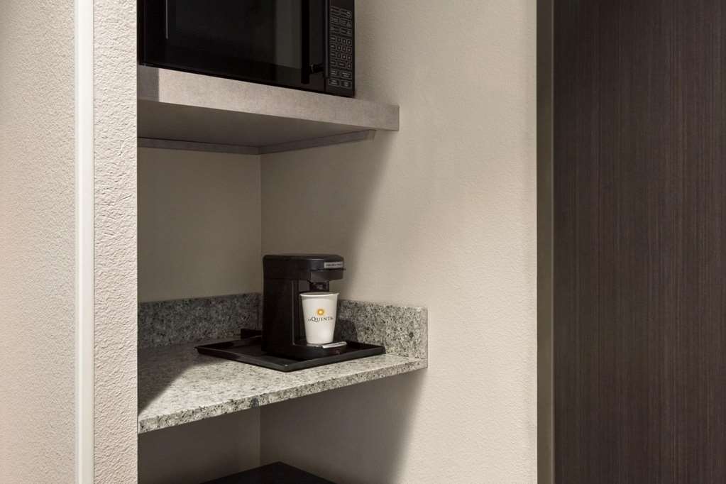 La Quinta Inn & Suites by Wyndham Orlando IDrive Theme Parks - photo 21