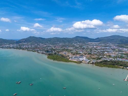 Chalong Bay View 3BR Pool Villa Long One A4 — 4-Star Luxury Hotel in Ban Chalong, Thailand