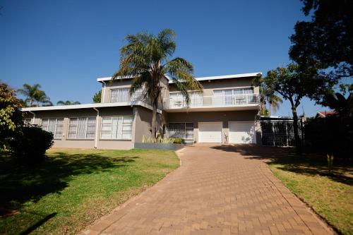 Sunny villa with pool and garden — 4-Star Luxury Hotel in Pretoria, South Africa