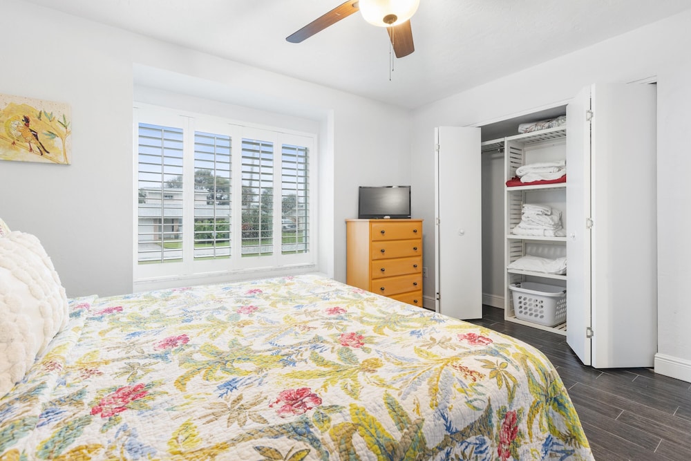 500 Steps to the Car Free Beach Quiet Residential Area 4604K - photo 16