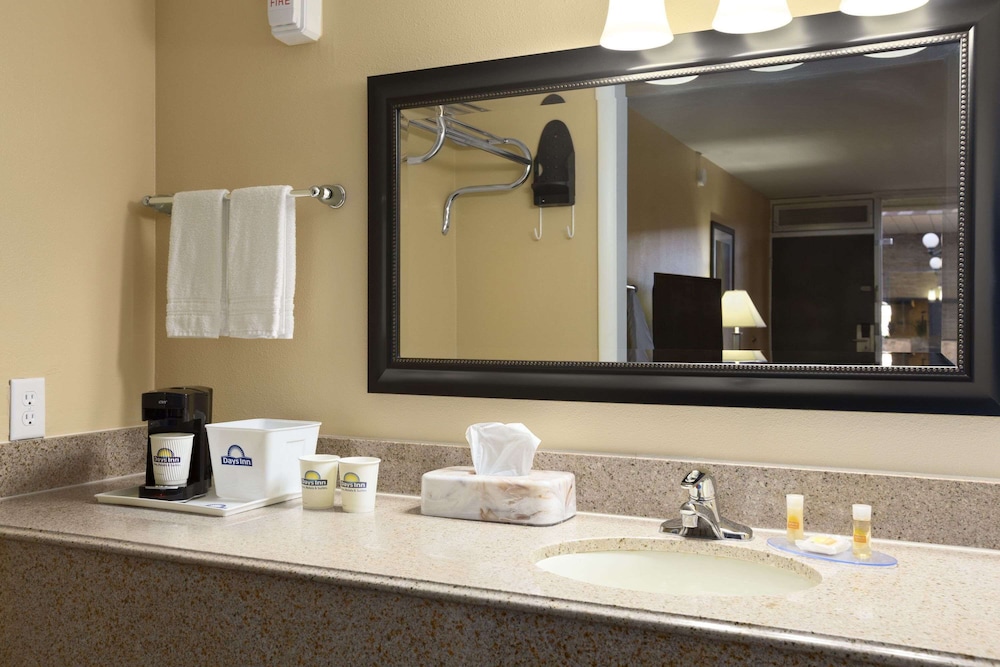Days Inn by Wyndham Henryetta - photo 17