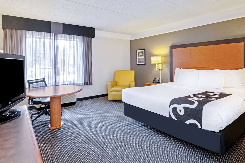 La Quinta Inn & Suites by Wyndham Houston West Park 10 - photo 12