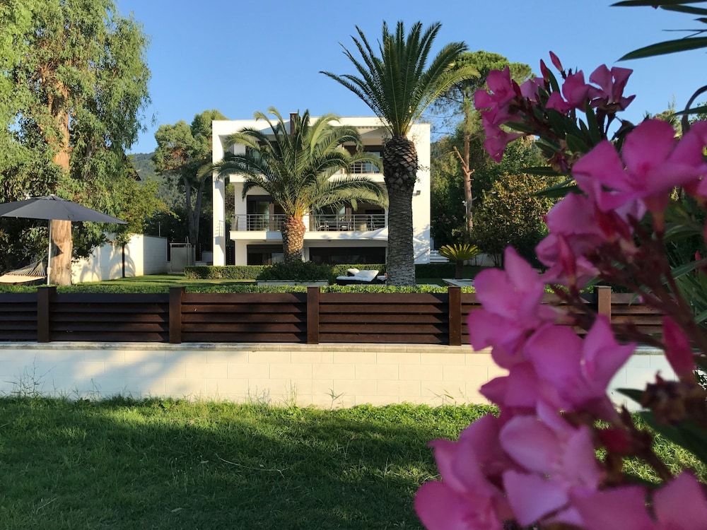 Samaya Beach House — 4-Star Luxury Hotel in Neos Marmaras, Greece