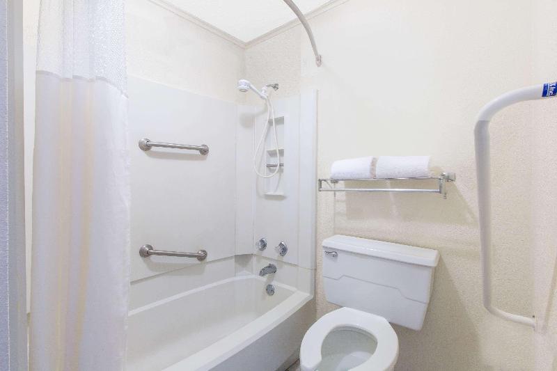 Executive Inn & Suites - photo 4