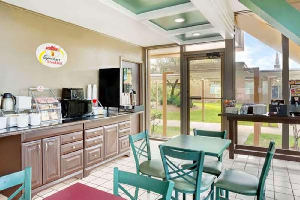 Super 8 by Wyndham St. Augustine - photo 15