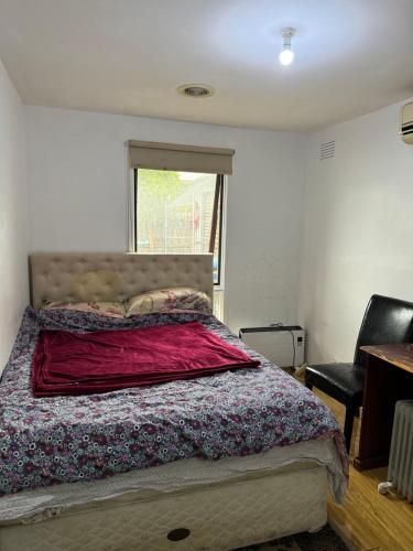 Springvale couple room with shared bathroom — hotel in Springvale South