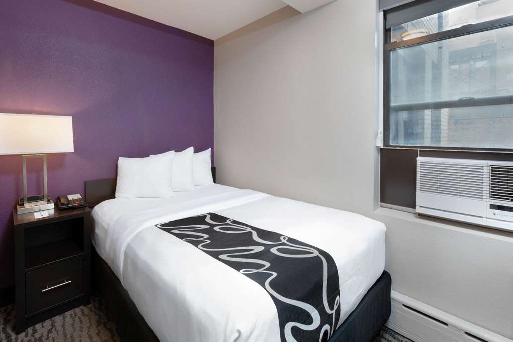 La Quinta Inn & Suites by Wyndham New York City Central Park - photo 14