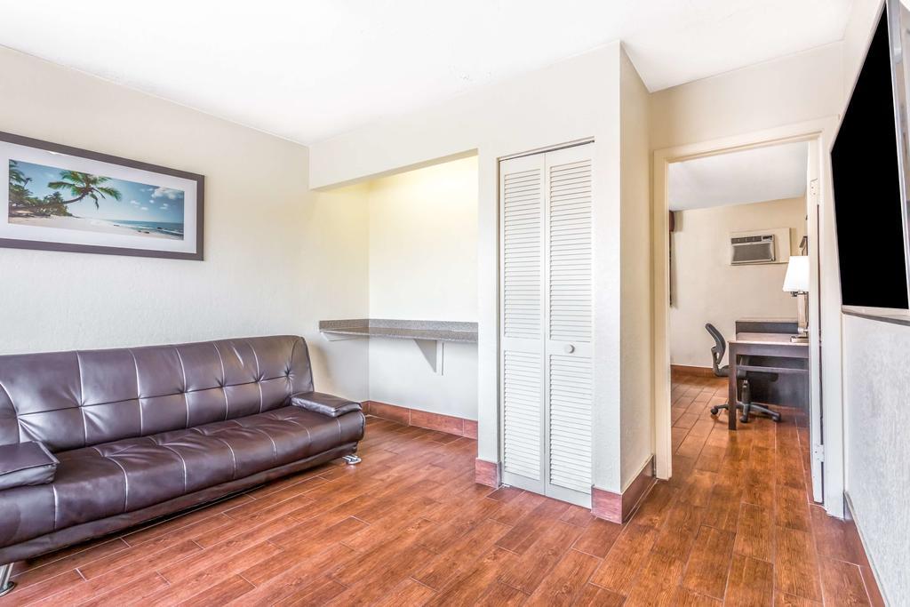 Econo Lodge Inn & Suites Florida City - photo 8