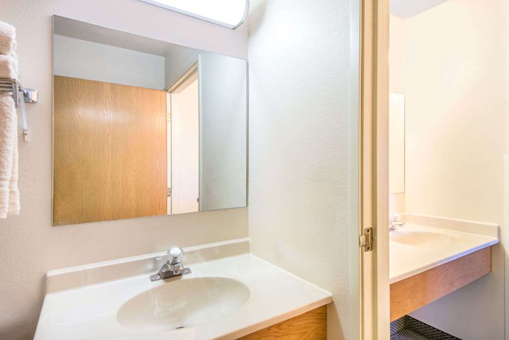 Super 8 by Wyndham West Middlesex Sharon Area - photo 6