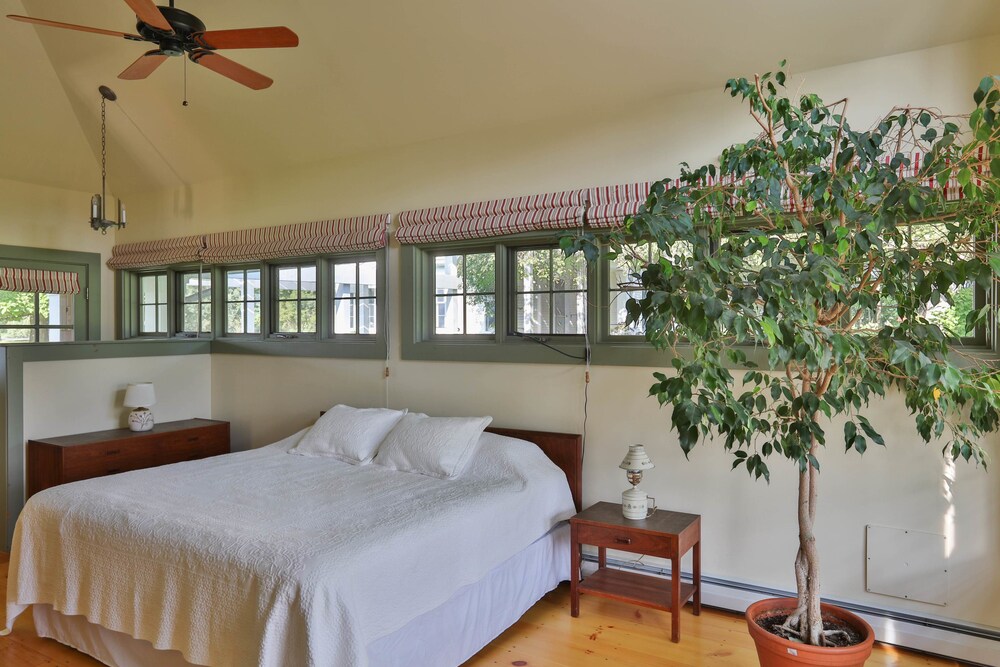 Whitford House 8776973 — Vergennes