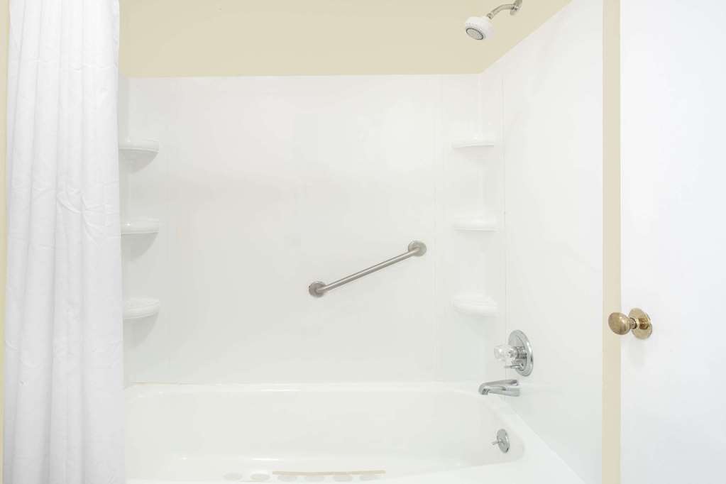 Knights Inn Emporia - photo 10
