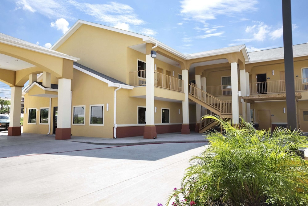 Days Inn & Suites by Wyndham Gonzales TX - photo 6