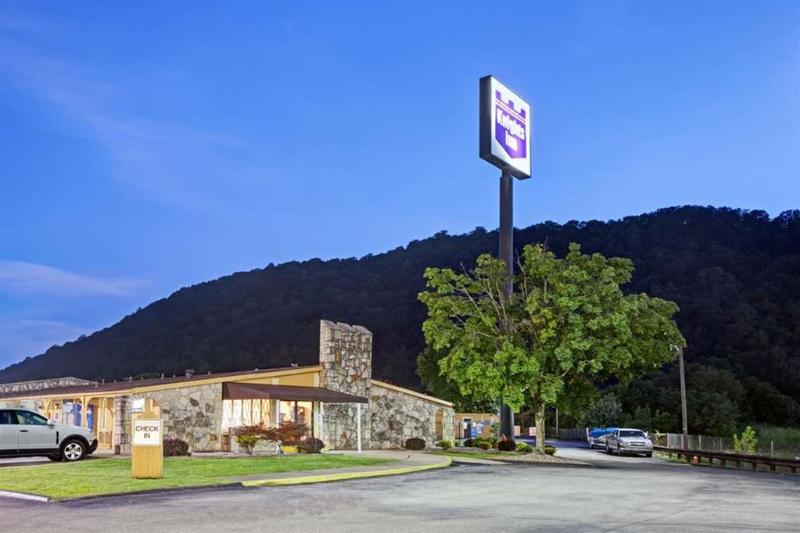 Knights Inn Charleston — hotel near Yeager Airport