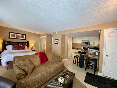 Quiet Hillside Studio Wifi Pool Close to The Village in Collingwood, Canada