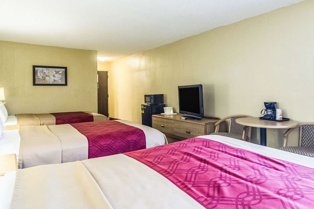 Econo Lodge Darien - photo 17