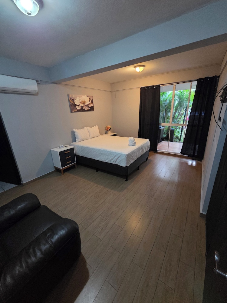 Mi Tierra Escalón Hotel y Restaurante in San Salvador, El Salvador